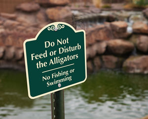 Do not feed the alligators sign